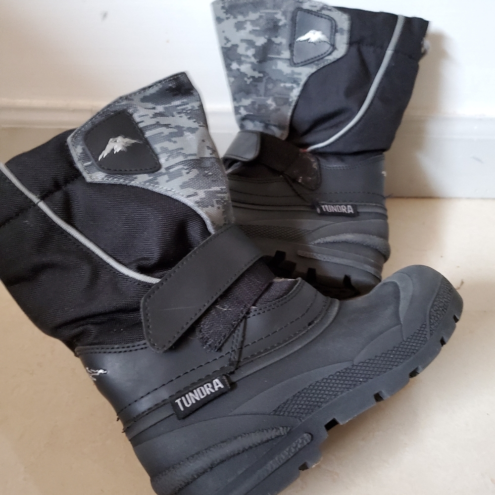Tundra snow boots